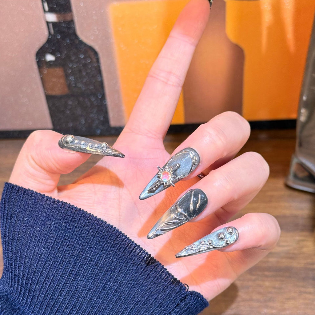 Knight's Silver Press-On Nail Set