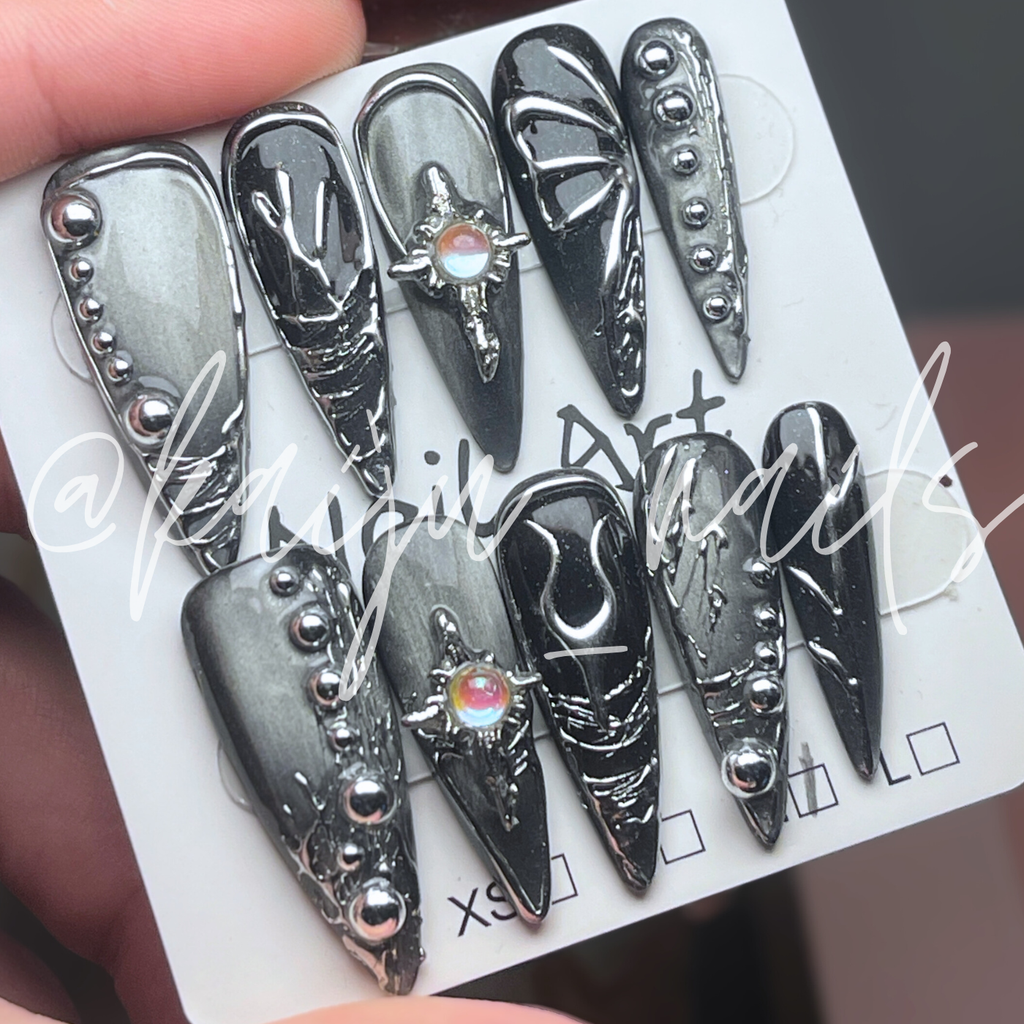 Knight's Silver Press-On Nail Set